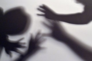 Les parents doivent éduquer sans recourir à la violence. Le National a inscrit ce principe dans le code civil lundi (illustration). KEYSTONE/DPA/MAURIZIO GAMBARINI
